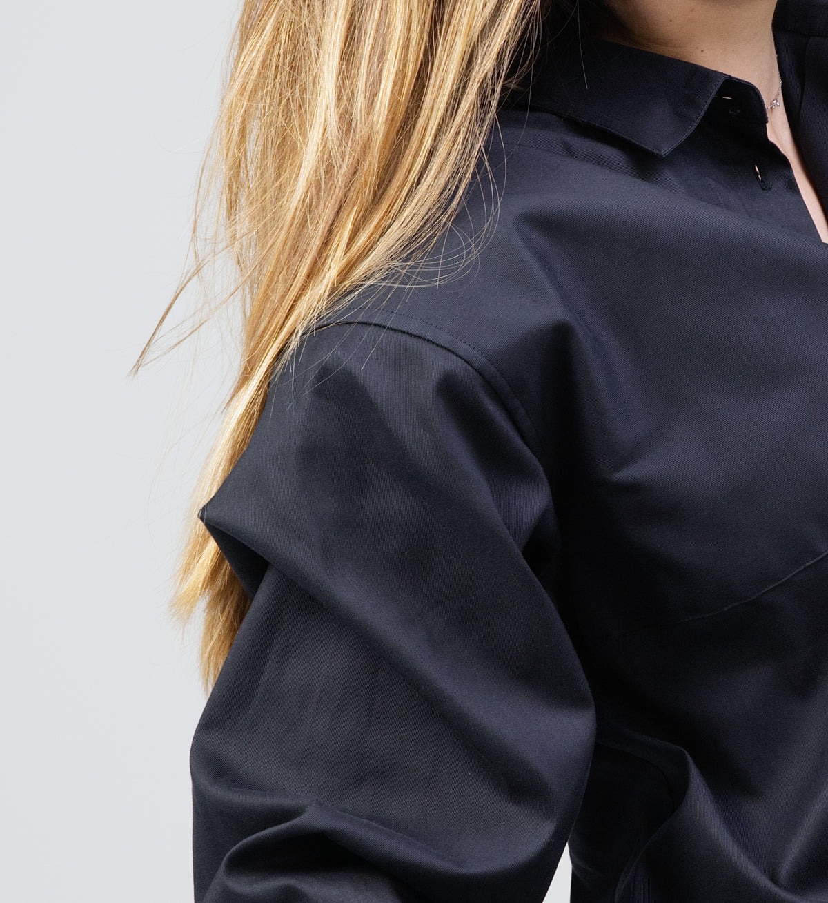 Detail of the collar and shoulder of the Storm shirt in black cotton and silk faille