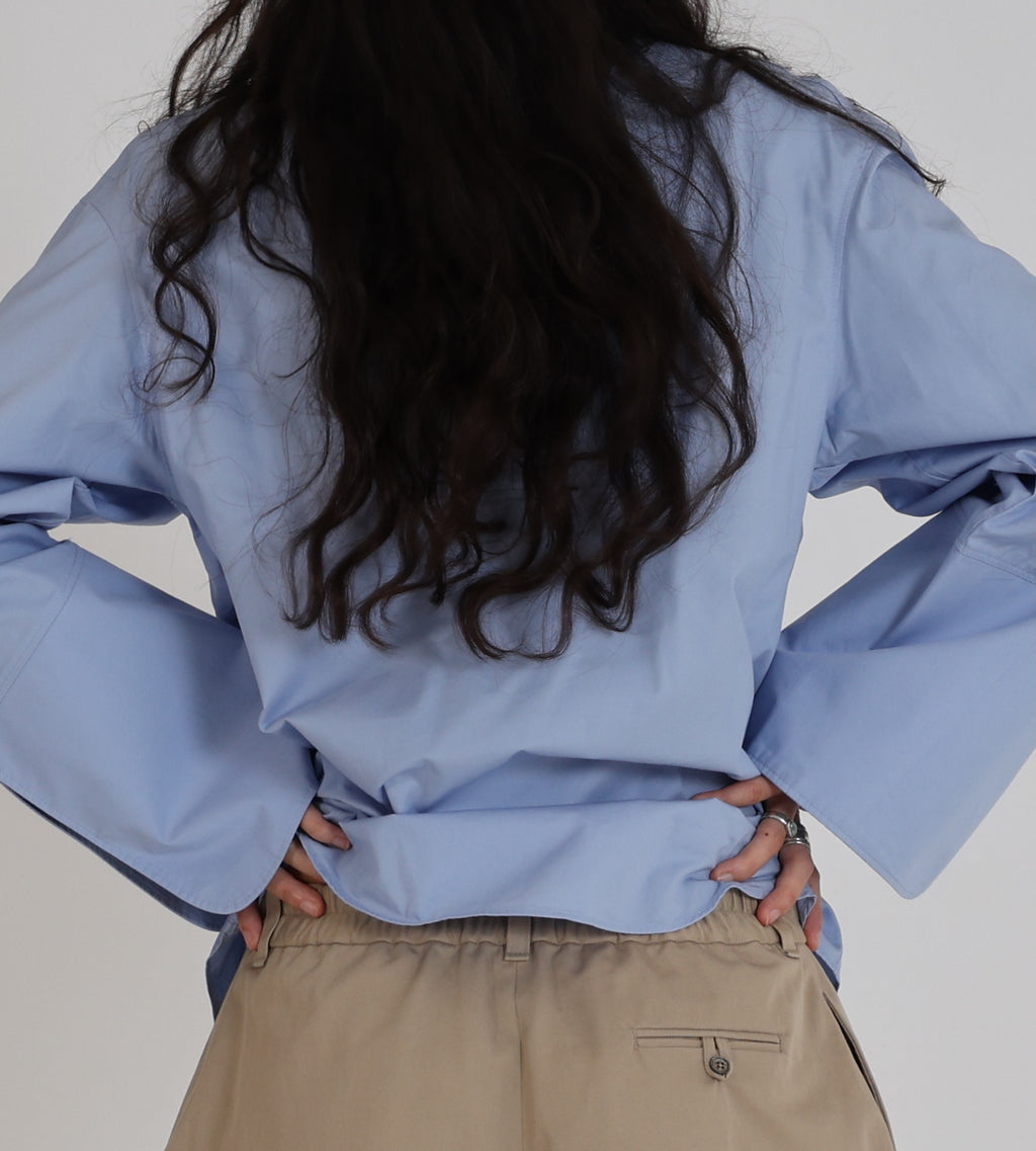Détail de la ceinture au dos et de la poche du pantalon Dune en gabardine de coton