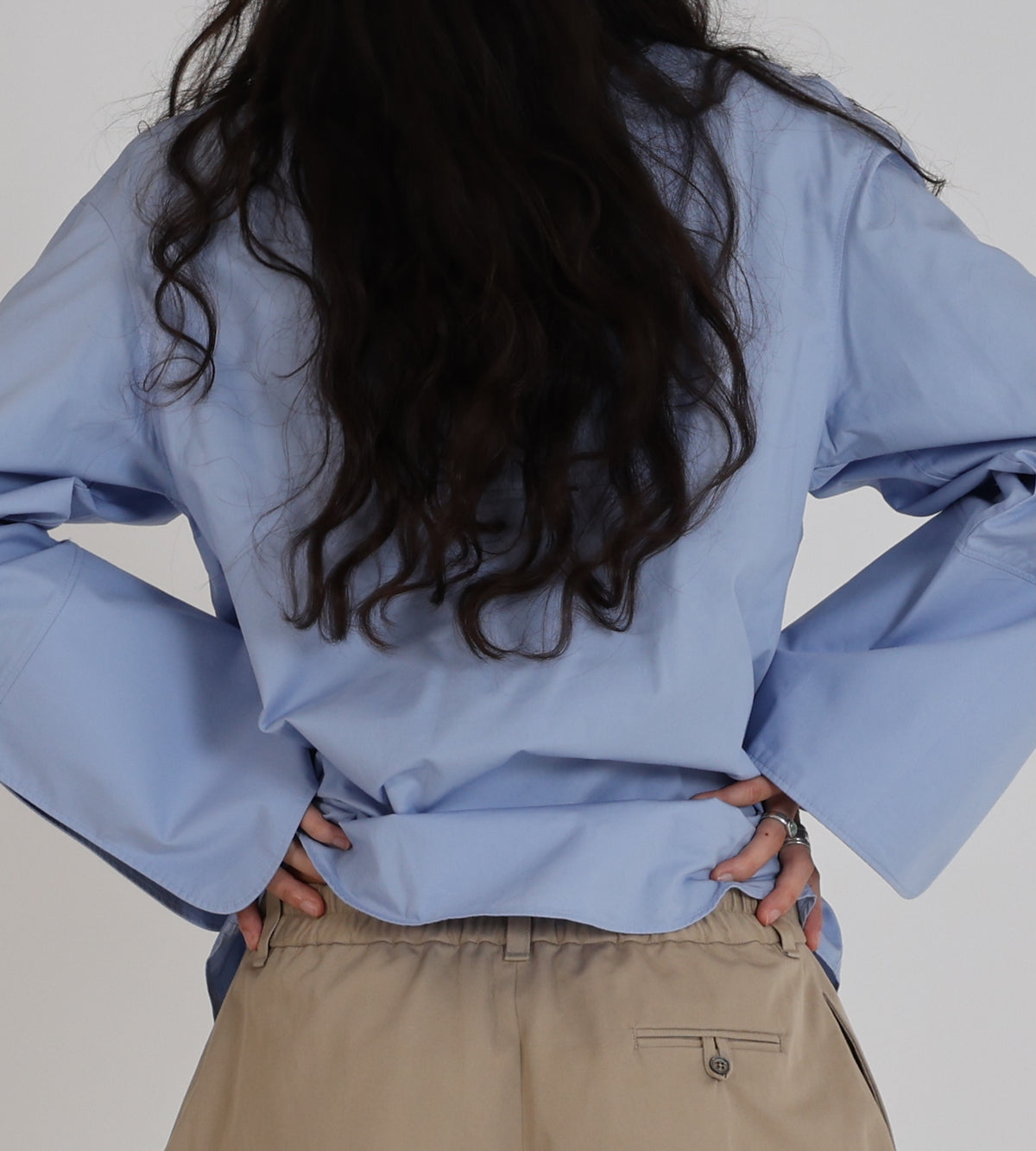 Détail de la ceinture au dos et de la poche du pantalon Dune en gabardine de coton