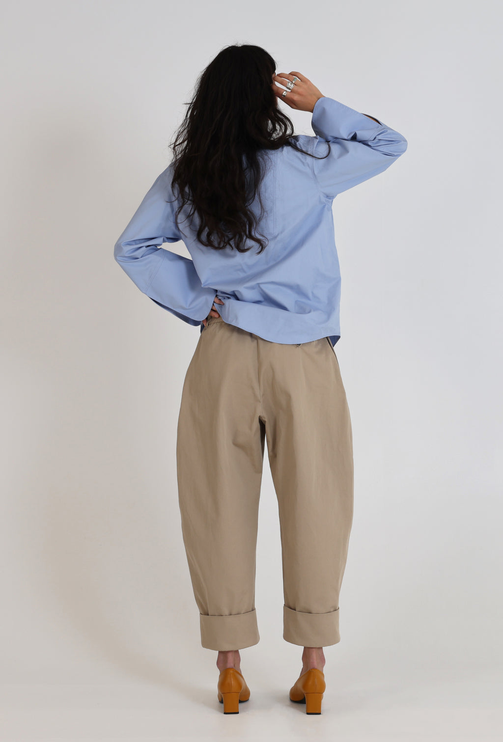 Pantalon Dune en coton sable vu de dos, coupe barrel arrondie, copain.e Paris