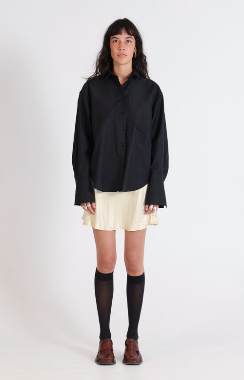 Chemise Storm noire oversize de face, deux empiècements asymétriques et petite poche à rabat