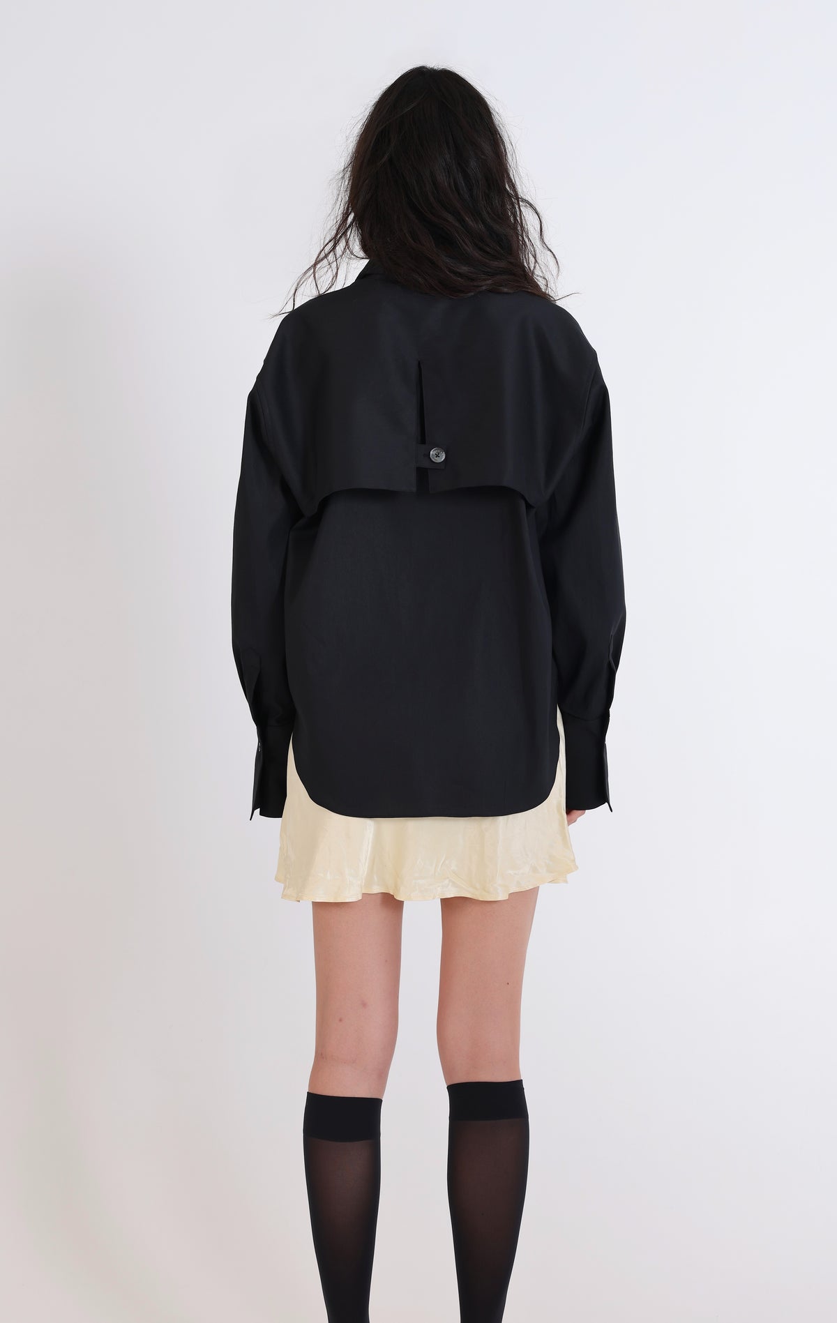 Dos de la chemise Storm noire : storm flap boutonnée inspirée du trench