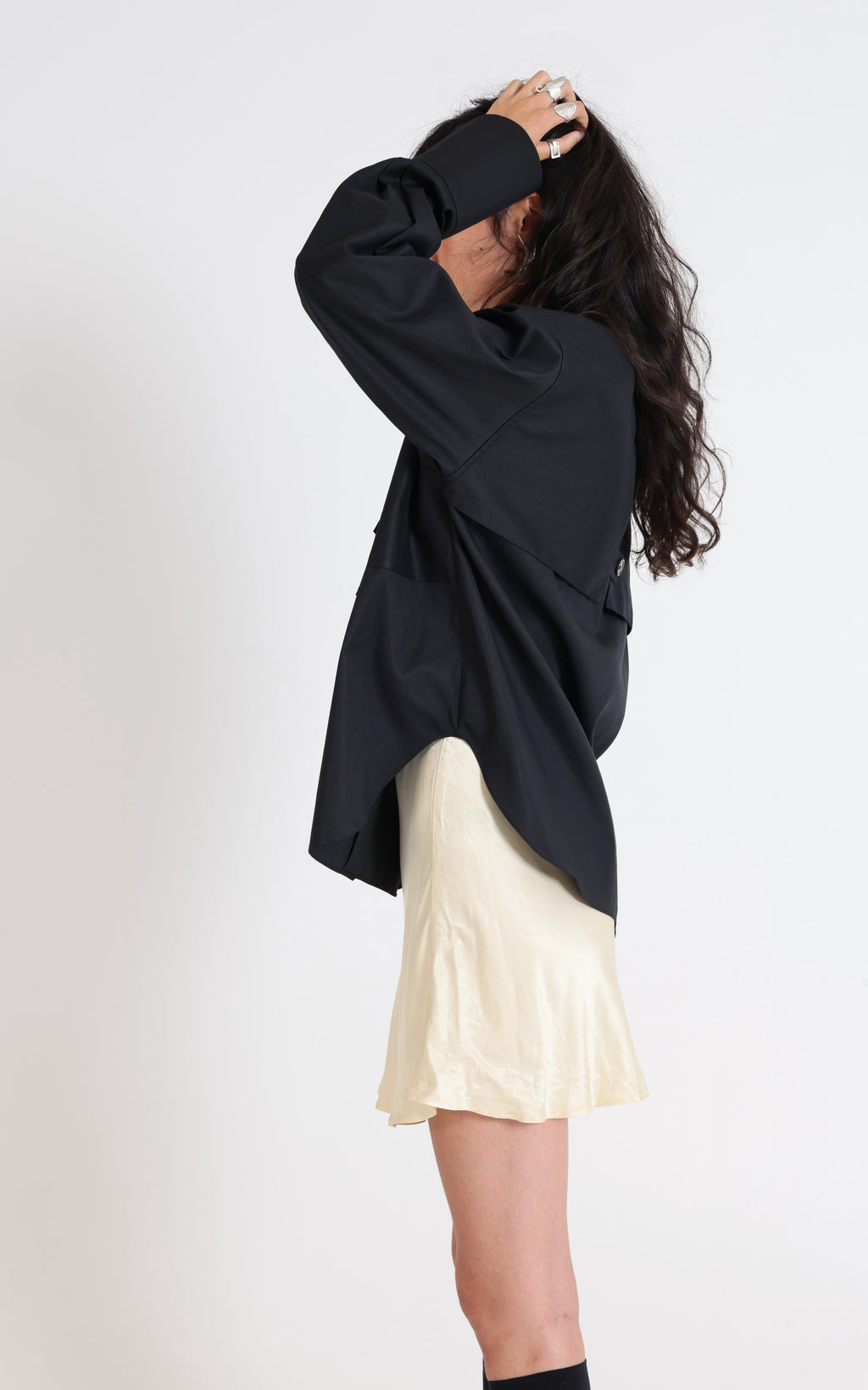 Chemise Storm noire de trois-quarts dos, storm flap et volume de la coupe oversize