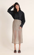 Chemise Storm noire oversize en coton et soie portée avec une jupe, copain.e Paris