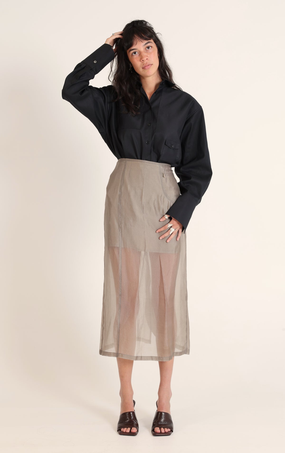 Chemise Storm noire oversize en coton et soie portée avec une jupe, copain.e Paris
