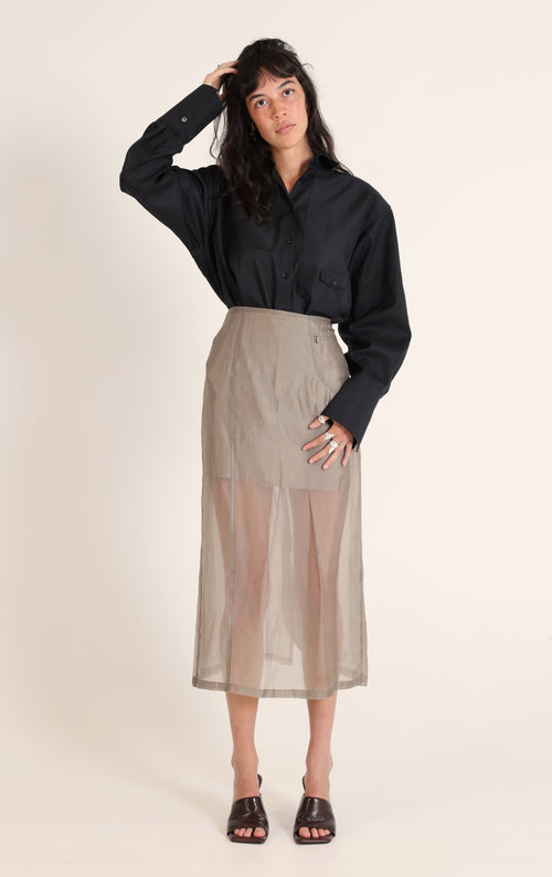 Chemise Storm noire oversize en coton et soie portée avec une jupe, copain.e Paris