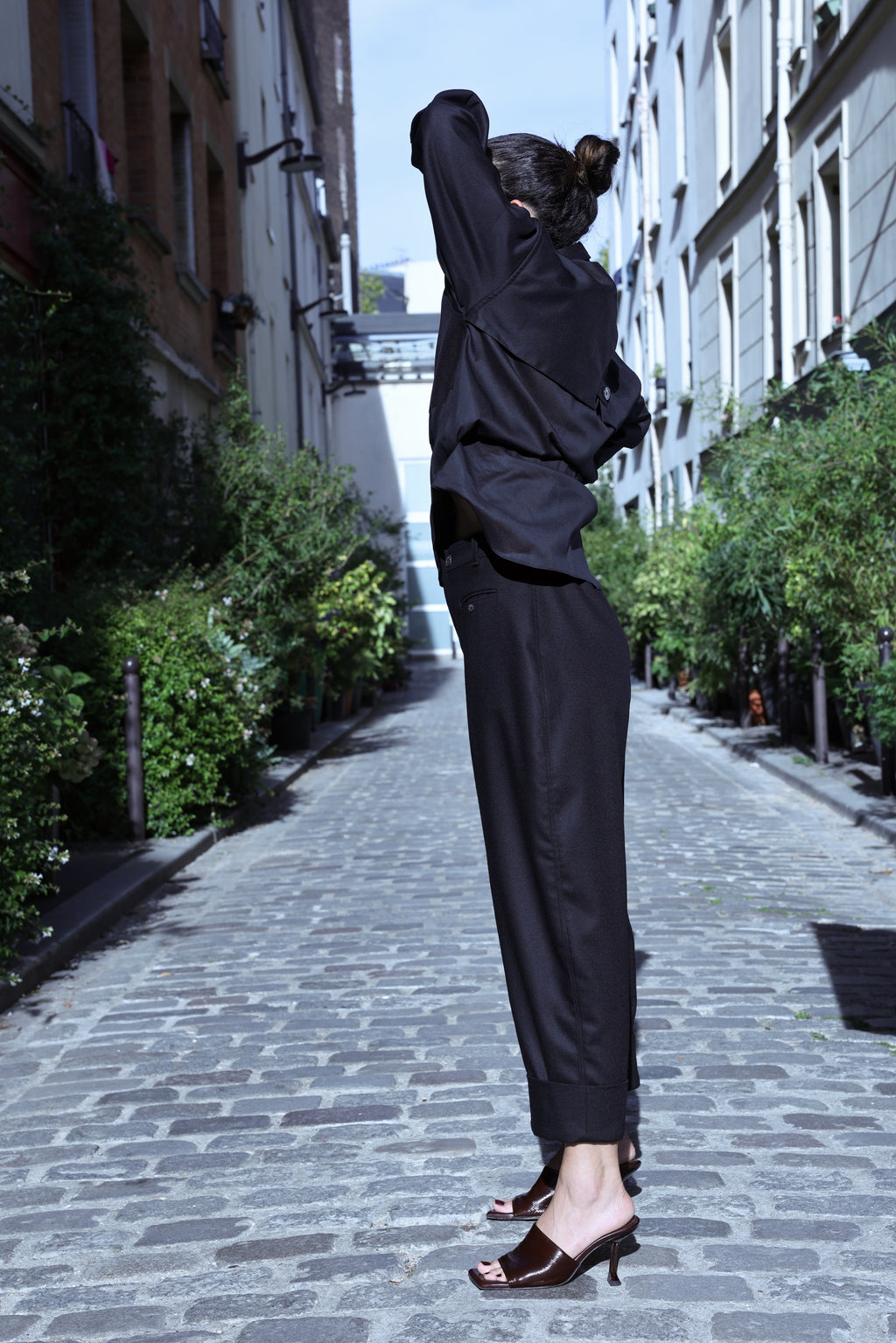 Pantalon Dune Noire de trois-quarts, courbe de la coupe barrel, copain.e Paris