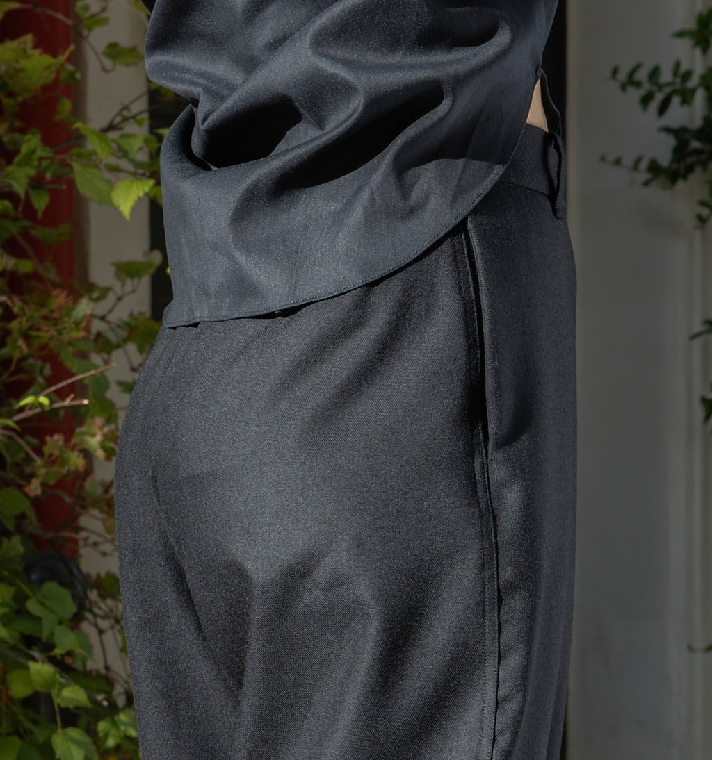 Détail de la poche et de la gabardine de laine japonaise du pantalon Dune Noire