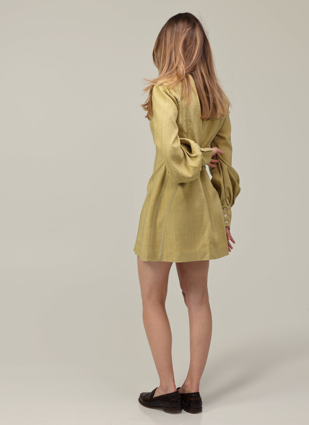 Robe Sonora de dos, fines rayures verticales et ceinture au dos, copain.e