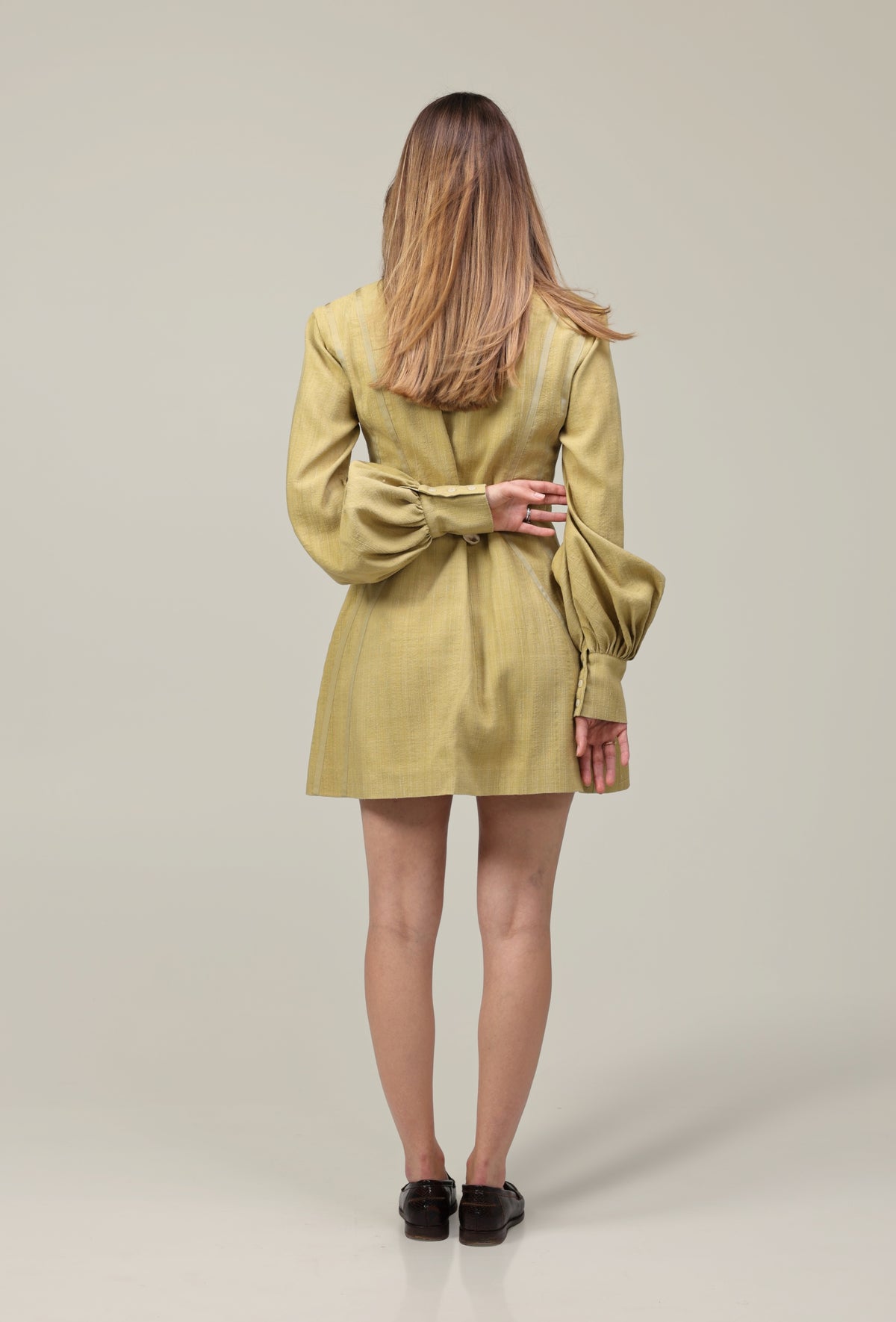 Robe Sonora vue de dos, ceinture ajustable qui marque la taille, soie et lin moutarde