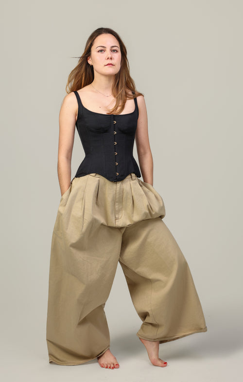 Corset Eve noir en ottoman de soie porté de face, bretelles fines, avec le pantalon Dune sable